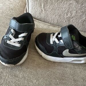 Nike Kids Black and Gray Sneakers